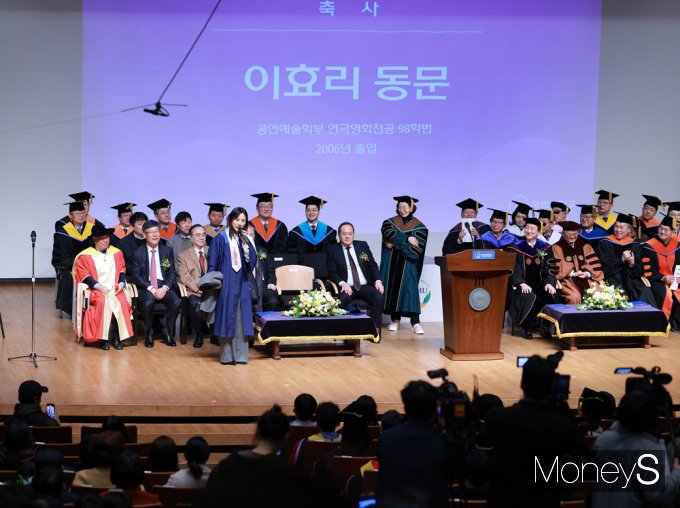 가수 이효리가 14일 오전 서울 성북구 국민대학교에서 열린 2023학년도 전기 학위수여식에 참석했다. /사진=임한별 기자