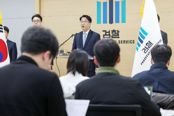 영풍제지의 주가를 조작해 6000억원대 부당이득을 취득한 일당이 재판에 서게 됐다. 사진은 황우진 서울남부지검 인권보호관 겸 공보관이 14일 오전 서울 양천구 남부지검에서 영풍제지 주가조작 사건 중간수사발표 브리핑을 하고 있는 모습. / 사진=뉴스1