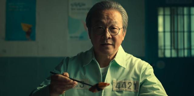 넷플릭스 오리지널 시리즈 '살인자 ㅇ난감'이 이재명 더불어민주당 대표를 조롱한 것이 아니냐는 논란에 휩싸였다. /사진= 넷플릭스 '살인자 ㅇ난감' 캡처 