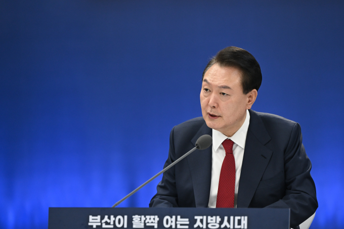 14일 윤석열 대통령이 다음주로 예정된 독일과 덴마크 순방을 연기한다. 사진은 윤 대통령이 지난 13일 부산시청에서 열린 '국민과 함께하는 민생토론회-열한 번째, 부산이 활짝 여는 지방시대'에서 발언 중인 모습. /사진=뉴시스(대통령실 제공) 
