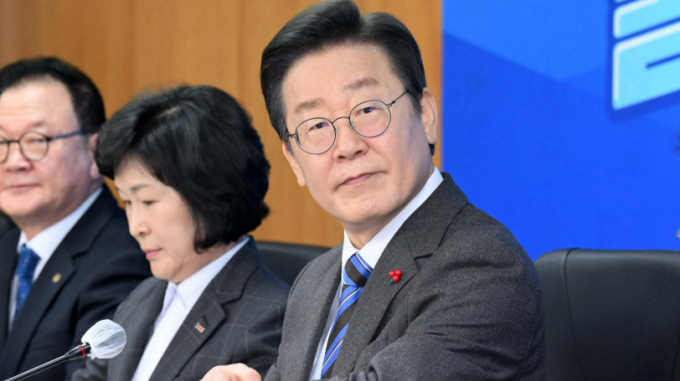 이재명 더불어민주당 대표가 14일 오후 울 영등포구 소상공인연합회 정책간담회를 마친 후 취재진을 만나 조국 전 법무부 장관의 신당 창당과 총선 출마 의지를 두고 윤석열 정권을 심판할 것을 다짐했다. 사진은 이날 소상공인 정책간담회에서 시계를 만지는 이 대표. /사진=뉴스1