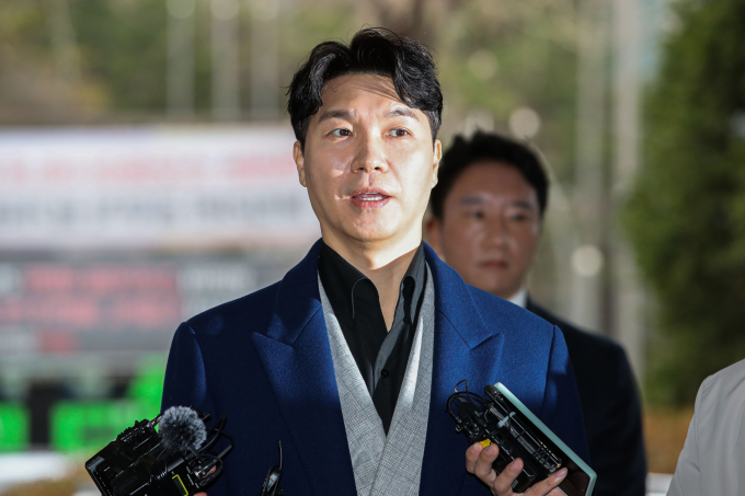 방송인 박수홍(53)의 출연료 등 62억원을 횡령한 혐의로 재판에 넘겨진 친형이 1심에서 실형을 선고받았지만 법정구속은 면했다. 사진은 지난해 3월 서울 마포구 서부지방법원에서 열린 친형 부부의 횡령 등 혐의 4차 공판 출석한 방송인 박수홍. /사진=뉴시스