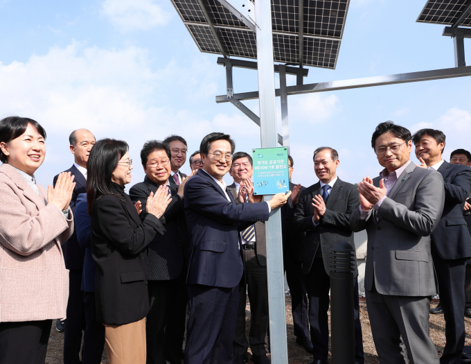 김동연 경기도지사(앞줄 가운데)가 14일 경기도북부청사에서 열린 360kW 규모의 태양광 발전시설 준공식을 마친 뒤 관계자들과 운영 현황을 점검하고 있다. / 사진제공=경기도 