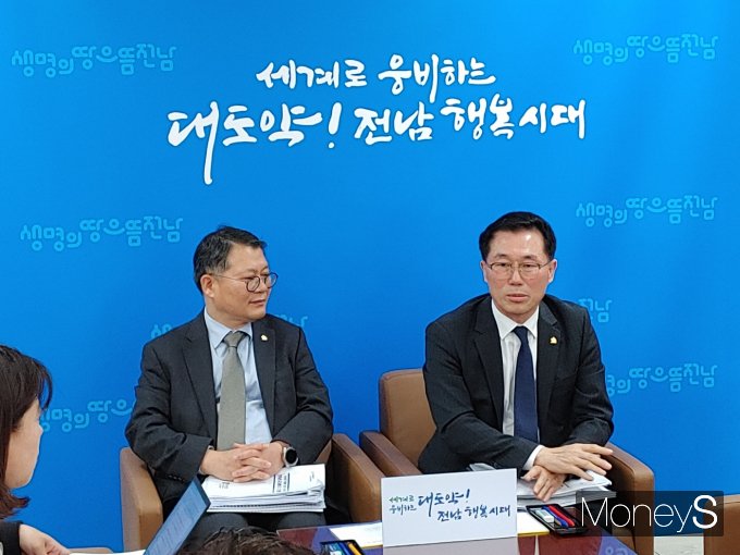 14일 전남도청 기자실에서 장헌범 도 기조실장과 김명신 도 인구청년이민국장이 전남 22시군과 협약한 매월 출생수당 지원과 관련해 설명하고 있다./홍기철기자