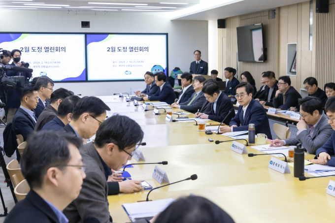 김동연 지사는 14일 북부청사에서 '도정 열린회의'에서 "최근 경기북부특별자치도 사안이 정치적으로 흙탕물 속에 들어간 것 같은 느낌이 들어 개탄의 마음을 금할 수 없다"며 경기북부특별자치도 설치에 대한 도의 강력한 의지와 방향을 재차 표명했다. / 사진제공=경기도