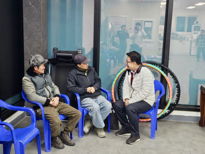 김성원 예비후보가 동두천 새벽 인력시장을 찾아 건설근로자들의 애로와 건의사항을 듣고 있다. /사진제공=김성원 의원실