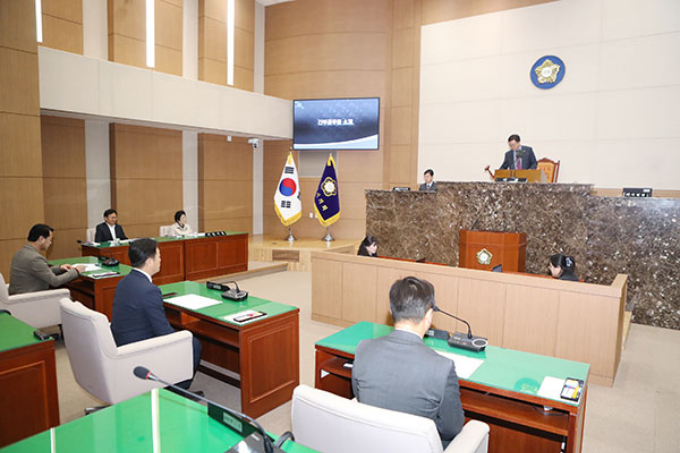 이천시의회는 14일 제241회 임시회를 개회하고 26일까지 13일간 2024년도 주요업무보고를 비롯해 조례안 및 동의안 등 23건의 부의안건 심사에 들어갔다. / 사진제공=이천시의회
