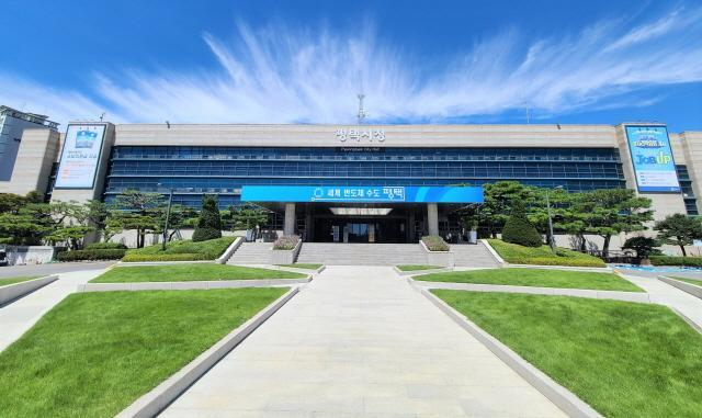 평택시는 모든 시민이 만족하고 체감할 수 있는 다양한 복지정책이 요구됨에 따라 소통과 협력을 통한 평택형 복지정책을 마련한다. 사진은 평택시청사 전경. / 사진제공=평택시