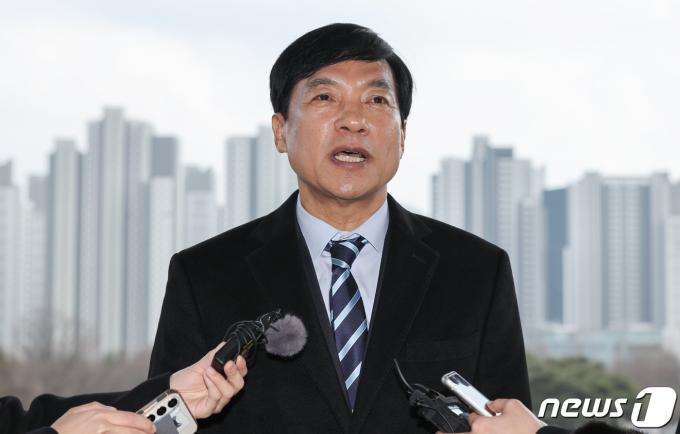 조국 전 법무부장관의 출판기념회에 참석해 윤석열 대통령을 비판했던 이성윤 법무연수원 연구위원이 14일 검사징계위원회가 열리는 정부과천청사 법무부 앞에서 취재진에 입장을 밝히고 있다. 이 위원은 정부과천청사 법무부에서 열리는 징계 사건 심의를 위한 검사징계위원회에 직접 출석하지는 않았다. 2024.2.14/뉴스1 ⓒ News1 김도우 기자