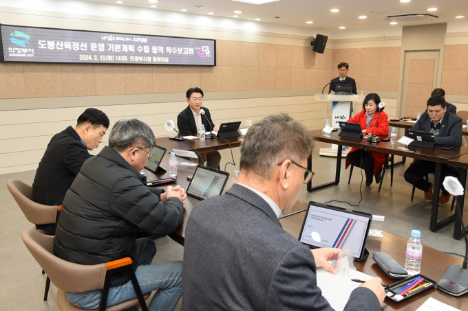 김동근 의정부시장이 ‘도봉산-옥정 선 광역철도 운영 기본계획 수립 용역 착수보고회’ 회의를 진행하고 있다. /사진제공=의정부시