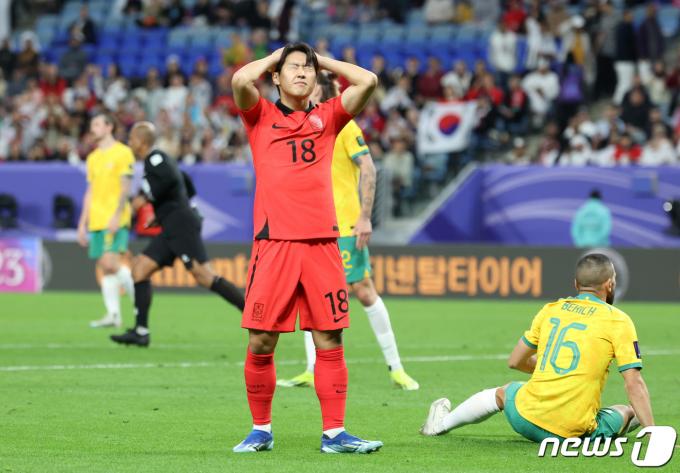 대한민국 이강인이 2일(현지시간) 카타르 알와크라 알자누브 스타디움에서 열린 2023 아시아축구연맹(AFC) 카타르 아시안컵 8강전 호주와 대한민국의 경기에서 득점 기회를 놓친 후 아쉬워하고 있다. 2024.2.3/뉴스1 ⓒ News1 김성진 기자