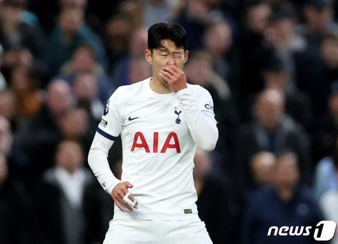 소속팀 경기서 손가락 붕대 감은 손흥민 ⓒ 로이터=뉴스1 ⓒ News1