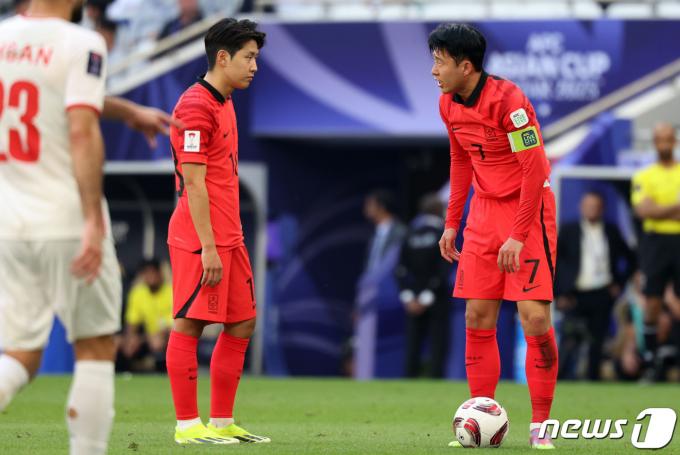 [뉴스1 PICK]“손흥민 멱살잡자 이강인 주먹날렸다”…밝혀지는 4강전 전날 내막
