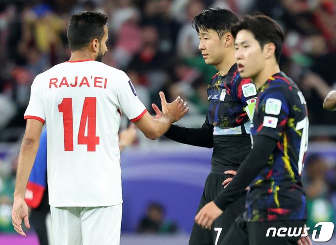 사진은 지난6일(현지시간) 카타르 알라이얀 아흐메드 빈 알리 스타디움에서 열린 2023 아시아축구연맹(AFC) 카타르 아시안컵 준결승 요르단과 대한민국의 경기를 마친 손흥민과 이강인 선수 모습. 2024.2.14/뉴스1 ⓒ News1 김성진 기자