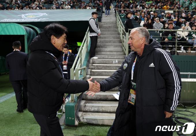 [사진] FA컵 결승 후 다시 만난 포항과 전북