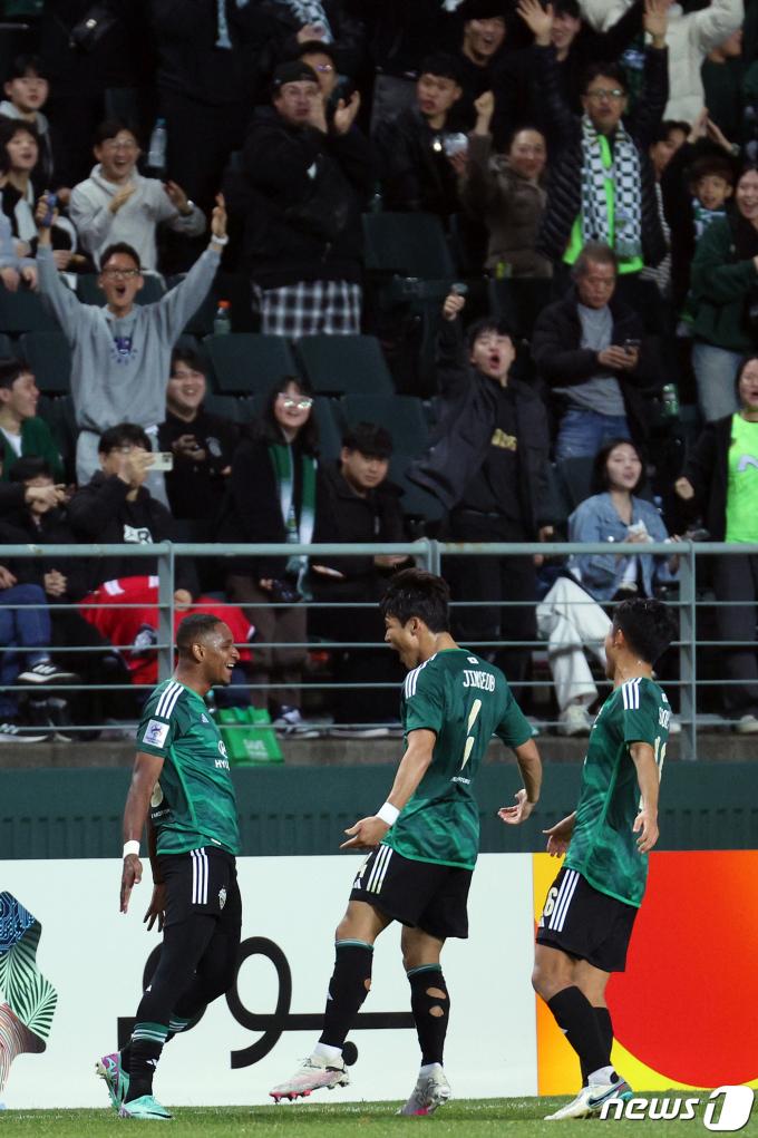 [사진] 에르난데스 선제골에 기뻐하는 전북