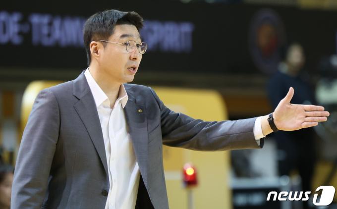 [사진] 작전 지시하는 김완수 감독