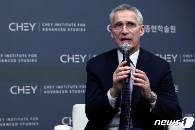 30일(현지시간) 서울 최종현학술원을 방문한 옌스 스톨텐베르크 북대서양조약기구(NATO·나토) 사무총장이 발언하고 있다. 이날 총장은 한국에 우크라이나 전쟁 군사 지원을 촉구했다. ⓒ 로이터=뉴스1 ⓒ News1 권진영 기자