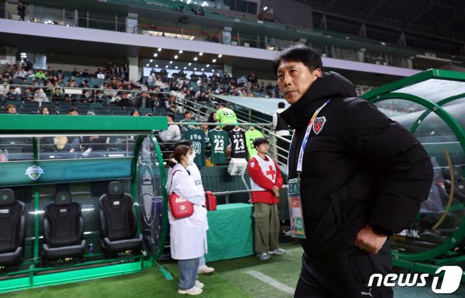 [사진] 첫 경기 나선 박태하 감독