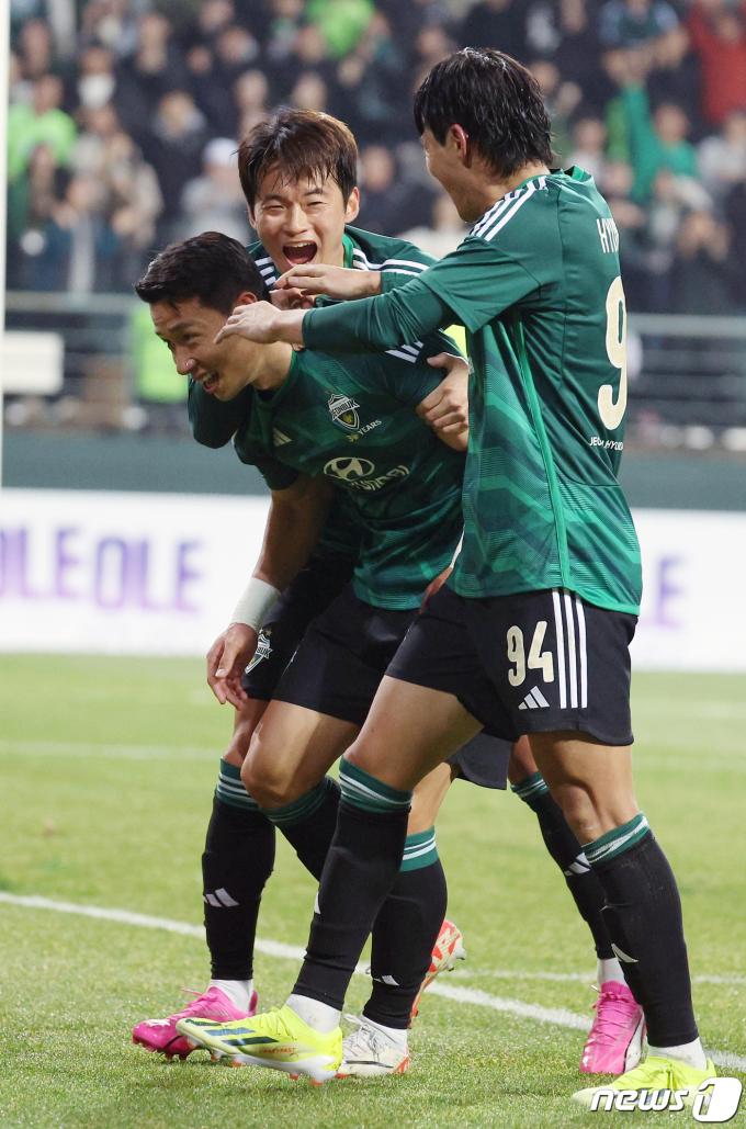 [사진] 이적 신고 확실하게 한 김태환