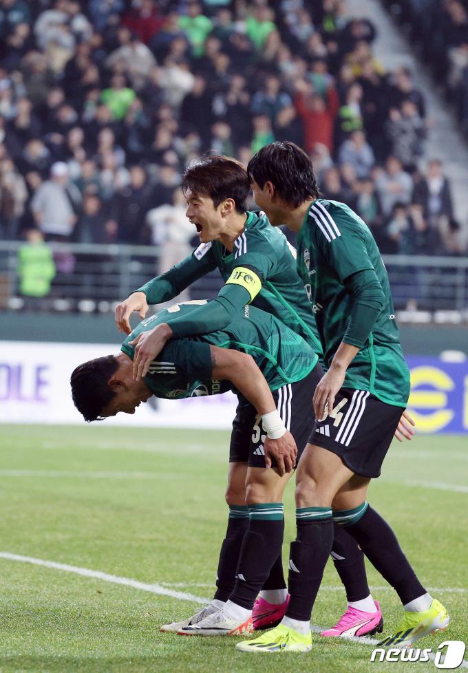 [사진] 녹색피 증명한 김태환