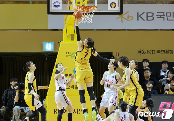 14일 오후 충북 청주 청주체육관에서 열린 '우리은행 우리WON 2023-2024 여자프로농구' 청주 KB스타즈와 부산 BNK 썸의 경기, KB스타즈 박지수가 리바운드를 하고 있다. 2024.2.14/뉴스1 ⓒ News1 김도우 기자