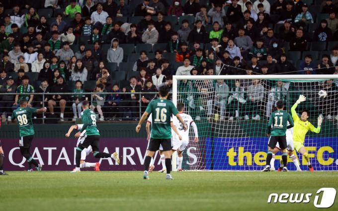14일 오후 전라북도 전주시 덕진구 전주월드컵경기장에서 열린 2023-2024시즌 아시아축구연맹(AFC) 챔피언스리그 16강 1차전 전북 현대 모터스와 포항 스틸리스의 경기에서 전북 에르난데스가 선제골을 터트리고 있다. 2024.2.14/뉴스1 ⓒ News1 박정호 기자