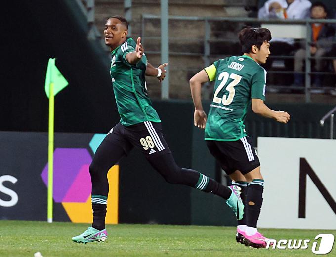 14일 오후 전라북도 전주시 덕진구 전주월드컵경기장에서 열린 2023-2024시즌 아시아축구연맹(AFC) 챔피언스리그 16강 1차전 전북 현대 모터스와 포항 스틸리스의 경기에서 전북 에르난데스가 선제골을 터트린 뒤 주장 김진수와 함께 기뻐하고 있다. 2024.2.14/뉴스1 ⓒ News1 박정호 기자