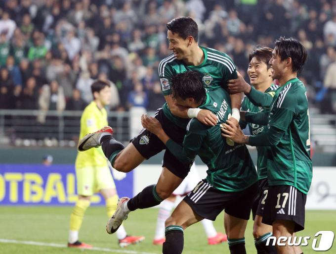 14일 오후 전라북도 전주시 덕진구 전주월드컵경기장에서 열린 2023-2024시즌 아시아축구연맹(AFC) 챔피언스리그 16강 1차전 전북 현대 모터스와 포항 스틸리스의 경기에서 후반 헤더골을 넣은 전북 안현범이 크로스를 올려준 김태환을 번쩍 안아 들고 있다. 2024.2.14/뉴스1 ⓒ News1 박정호 기자