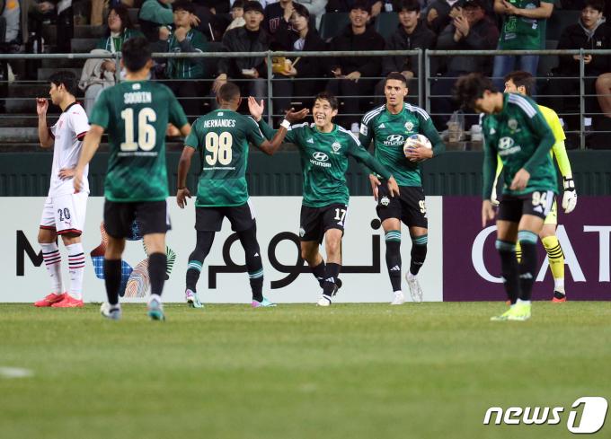 14일 오후 전라북도 전주시 덕진구 전주월드컵경기장에서 열린 2023-2024시즌 아시아축구연맹(AFC) 챔피언스리그 16강 1차전 전북 현대 모터스와 포항 스틸리스의 경기에서 전북 티아고가 패널티킥을 따내자 송민규와 에르난데스가 기뻐하고 있다. 비디오판독으로 패널티킥 취소. 2024.2.14/뉴스1 ⓒ News1 박정호 기자