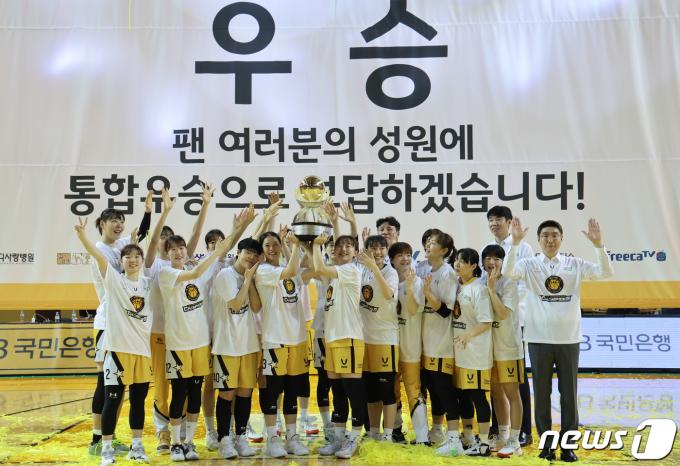[사진] KB스타즈, 정규리그 우승 확정