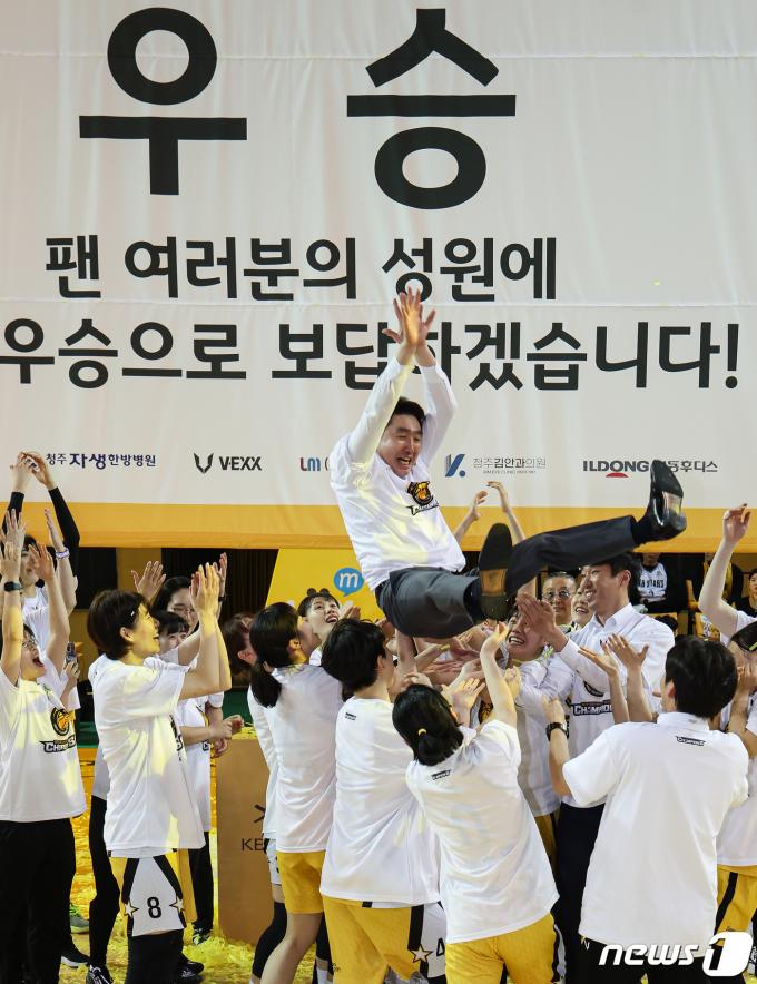 [사진] 헹가래 받는 김완수 감독