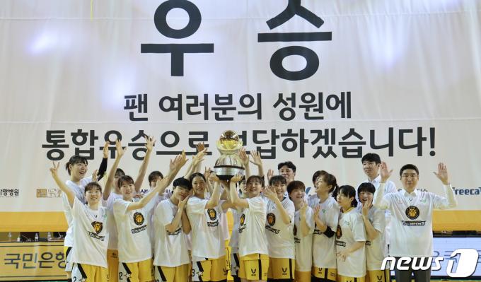 [사진] KB스타즈, 정규리그 우승 확정