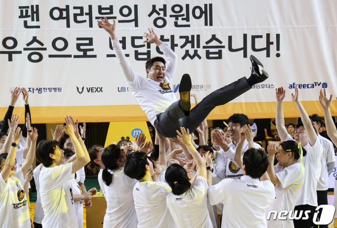 [사진] 헹가래 받는 김완수 감독