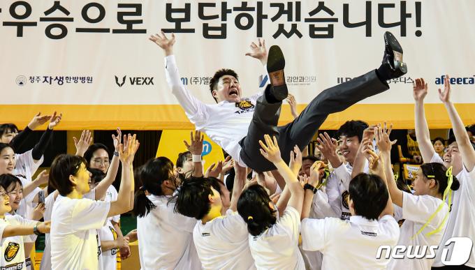 [사진] 김완수 감독, 정규리그 우승의 기쁨
