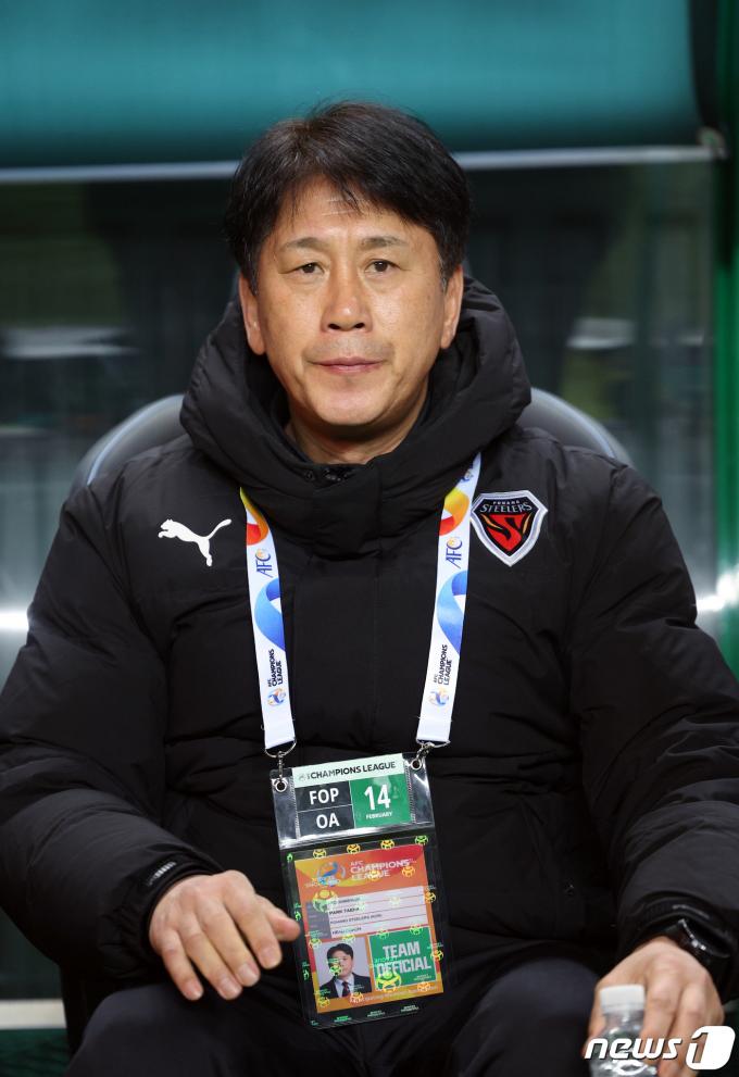 14일 오후 전라북도 전주시 덕진구 전주월드컵경기장에서 열린 2023-2024시즌 아시아축구연맹(AFC) 챔피언스리그 16강 1차전 전북 현대 모터스와 포항 스틸리스의 경기에서 박태하 포항 감독이 피치를 바라보고 있다. 2024.2.14/뉴스1 ⓒ News1 박정호 기자