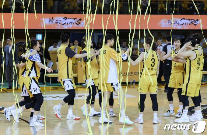 [사진] KB스타즈, WKBL 정규리그 우승
