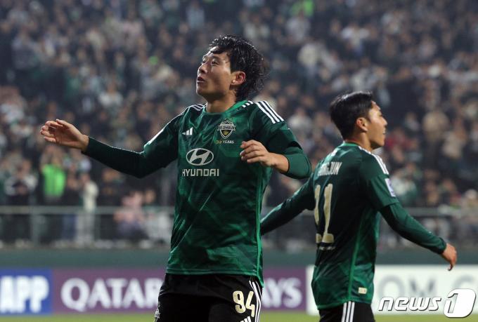 [사진] 호응 유도하는 안현범