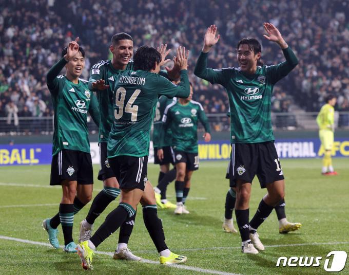 14일 오후 전라북도 전주시 덕진구 전주월드컵경기장에서 열린 2023-2024시즌 아시아축구연맹(AFC) 챔피언스리그 16강 1차전 전북 현대 모터스와 포항 스틸리스의 경기에서 후반 헤더골을 넣은 전북 안현범이 티아고, 송민규 등의 축하를 받고 있다. 2024.2.14/뉴스1 ⓒ News1 박정호 기자