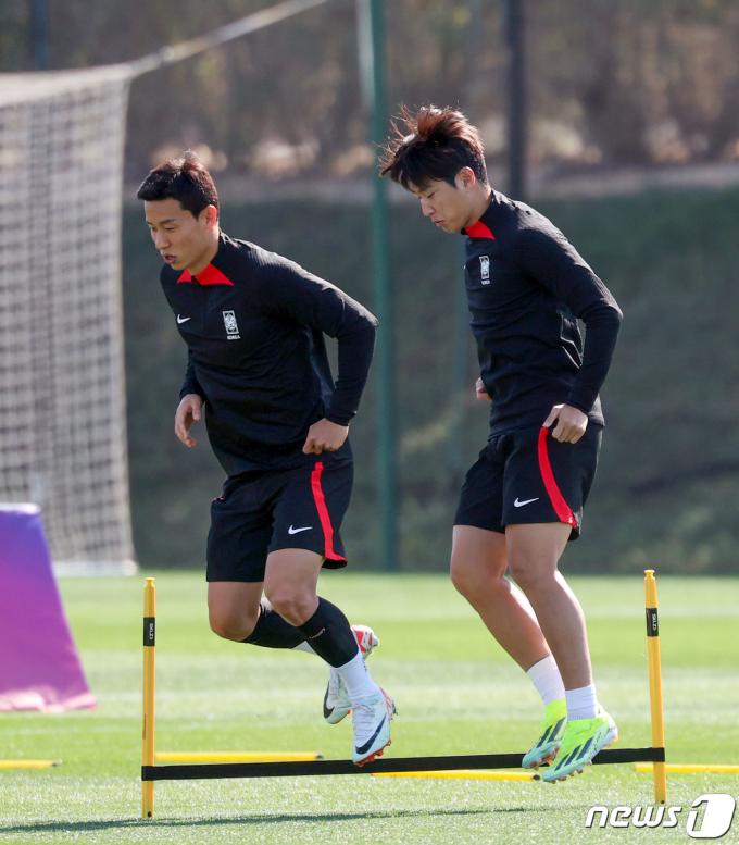2023 아시아축구연맹(AFC) 카타르 아시안컵에 출전 중인 대한민국 축구대표팀 김태환과 이강인이 24일(현지시간) 카타르 도하 알 에글라 트레이닝 센터에서 훈련을 하고 있다. 2024.1.24/뉴스1 ⓒ News1 김성진 기자