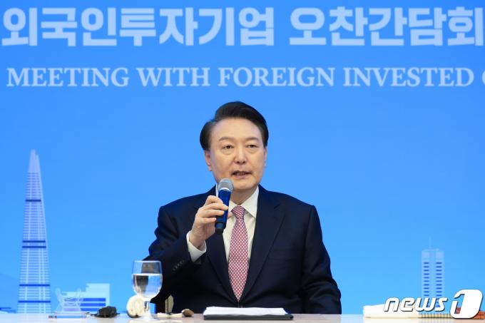 윤석열 대통령이 지난14일 서울 중구 대한상공회의소 챔버라운지에서 열린 외국인 투자기업 오찬 간담회에서 발언하고 있다. (대통령실 제공) 2024.2.14/뉴스1 ⓒ News1 오대일 기자
