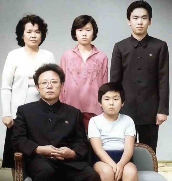 앞줄은 북한 김정일 전 국방위원장과 그의 장남인 김정남. 뒷줄은 왼쪽부터 김정일의 부인 성혜림의 언니인 성혜랑, 성혜랑의 딸 리남옥, 아들 리일남(이한영). (채널A '이제 만나러 갑니다' 갈무리)
