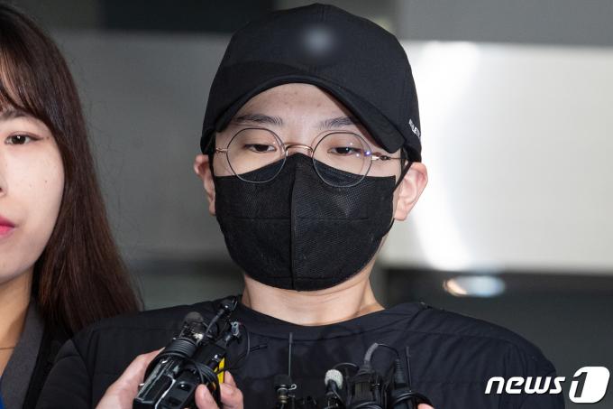 '재벌 3세'를 사칭하며 사기 행각을 벌인 혐의로 구속된 전청조씨(27)가 10일 서울 송파경찰서에서 검찰로 송치되고 있다. 2023.11.10/뉴스1 ⓒ News1 유승관 기자