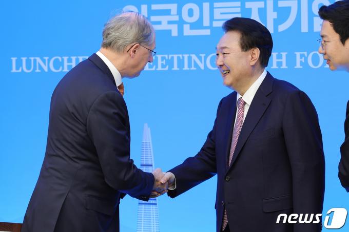 윤석열 대통령이 14일 서울 중구 대한상공회의소 챔버라운지에서 열린 외국인 투자기업 오찬 간담회에서 주한 유럽상공회의소 필립 반 후프 회장과 악수하고 있다. (대통령실 제공) 2024.2.14/뉴스1 ⓒ News1 오대일 기자