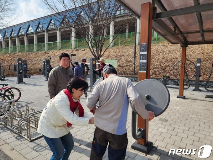 윤희숙 전 의원이 서울 성동구 중랑천변에서 시민들과 인사를 나누는 모습. 2024.2.14/뉴스1 ⓒ News1 박기현 기자