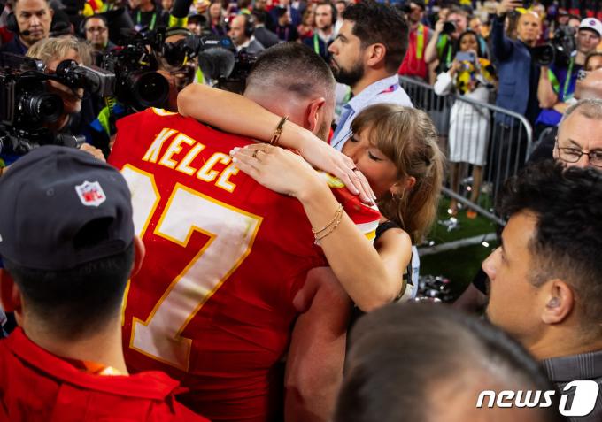 11일(현지시간) 세계적인 팝가수 테일러 스위프트가 제58회 슈퍼볼(미식축구 리그 NFL의 결승전) 경기에 참석해 그의 연인이자 미식축구 선수인 트래비스 켈시를 안아주고 있다. 2024.02.11 ⓒ 로이터=뉴스1 ⓒ News1 정지윤 기자