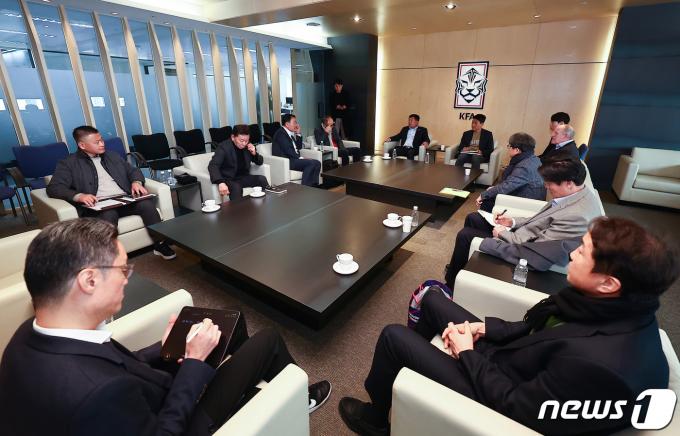13일 오후 서울시 종로구 축구협회에서 열린 2023 카타르 아시안컵 관련 대한축구협회 경기인 출신 상근부회장 주재 임원회의가 열리고 있다. 정몽규 대한축구협회 회장은 13일 예정됐던 대한축구협회 제5차 임원회의 불참을 통보했다. 정 회장이 올해 들어 이미 4번 열렸던 임원회의에 불참하는 것은 이번 5차 회의가 처음이다. (공동취재) (사진은 기사 내용과 무관함) /  ⓒ News1 김진환 기자