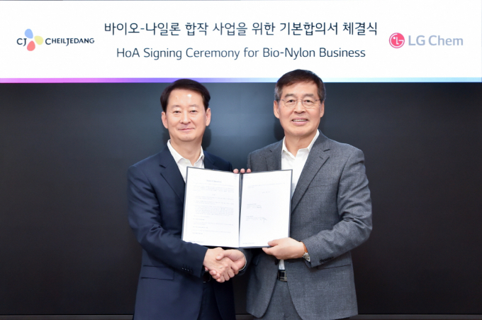 LG화학과 CJ제일제당이 최근 바이오 원료 기반 친환경 나일론 생산 및 판매 합작사 설립을 위한 주요 조건 합의서(HOA)를 체결했다. 사진은 신학철 LG화학 부회장(오른쪽)과 최은석 CJ제일제당 최고경영자. /사진=LG화학 제공