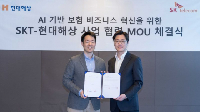 정경선 현대해상 전무가 경영권 승계를 위한 광폭행보에 들어갔다. 사진은 지난 14일  서울 을지로 SKT타워에서 현대해상 정경선 CSO(왼쪽)와 SKT 유경상 CSO(오른쪽)가 협약식을 마치고 기념 촬영을 하고 있는 모습./사진=현대해상