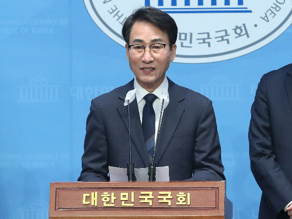 15일 이원욱 개혁신당 의원(무소속·경기 화성을)이 자신의 페이스북을 통해 양정숙 의원(무소속·비례대표)의 개혁신당 합류를 환영했다. 사진은 지난 13일 서울 여의도 국회 소통관에서 제22대 총선 출마를 선언하는 이 의원. /사진=뉴스1